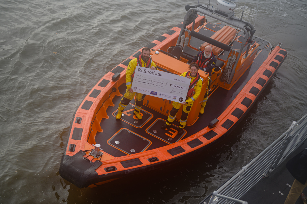 RNLI Duty Boat receive the cheque